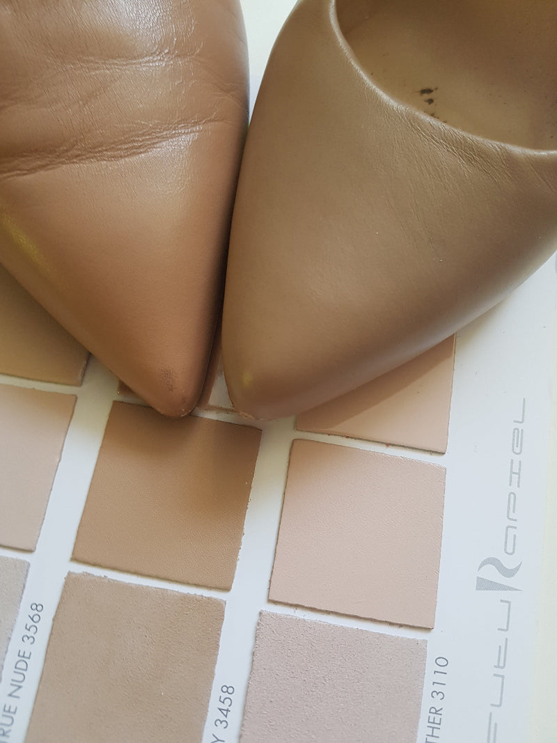 Zwei nudefarbe Pumps im Vergleich zu weiteren nude Lederswatches