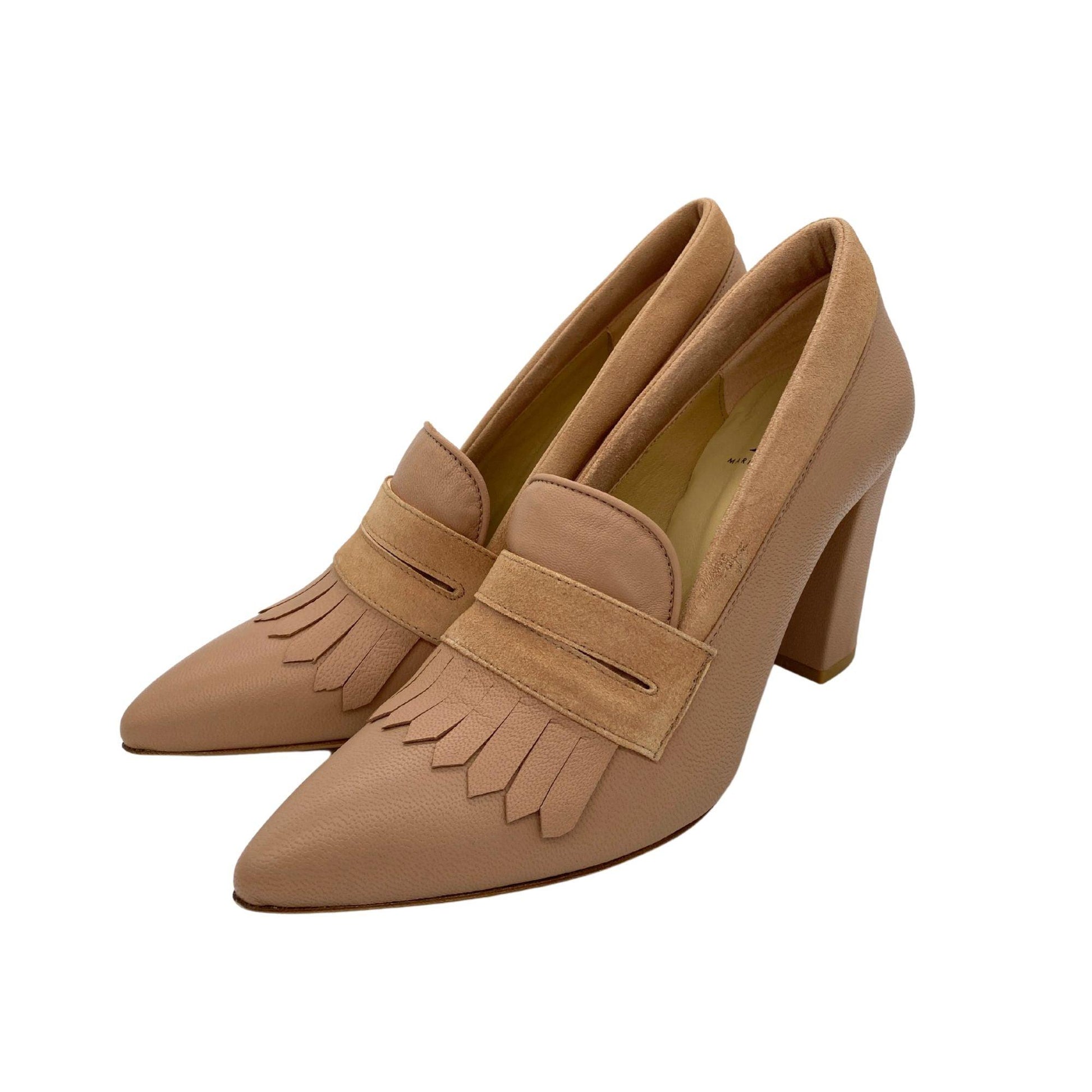 Paar nudefarbener Pumps von Maria & Scharf – linke Seitenansicht mit femininer Silhouette