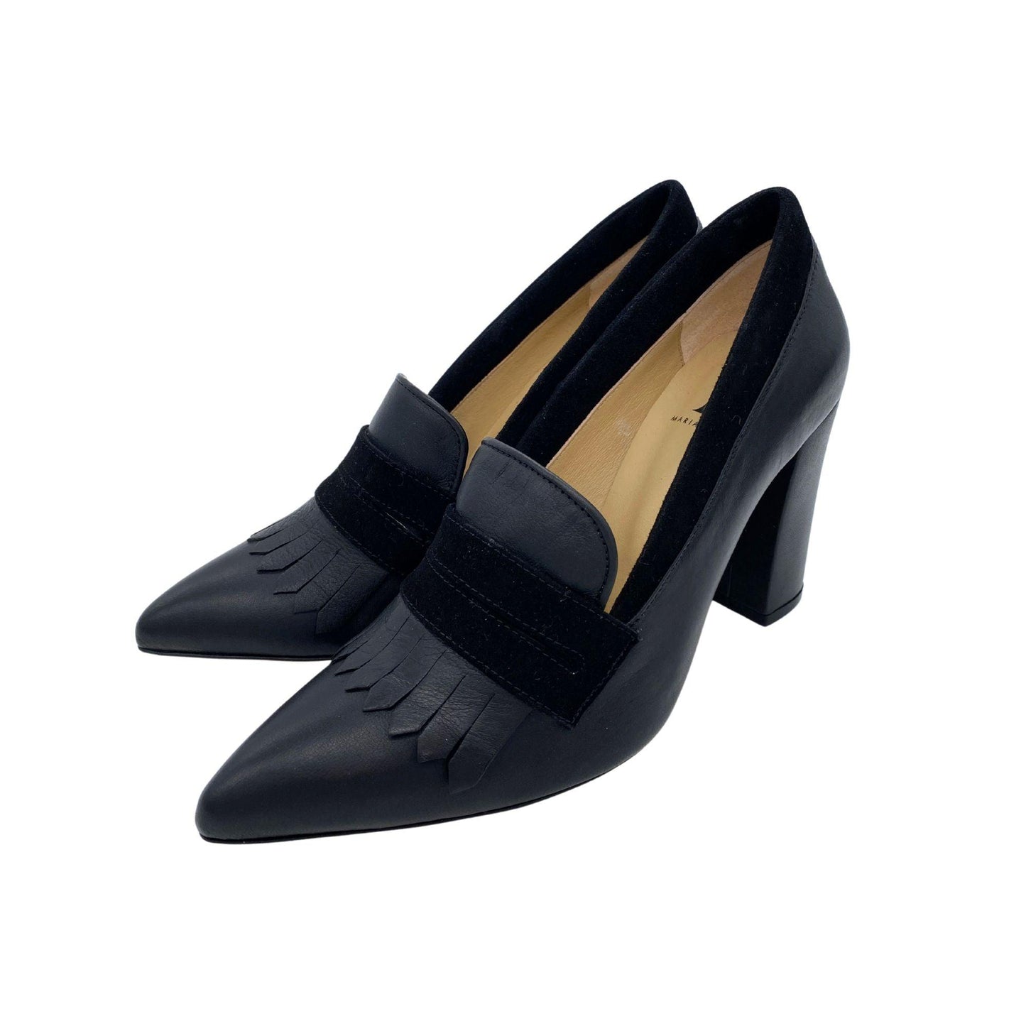 Paar schwarzer Pumps von Maria & Scharf – linke Seitenansicht mit femininer Silhouette